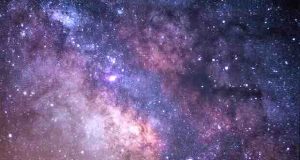 според звездите